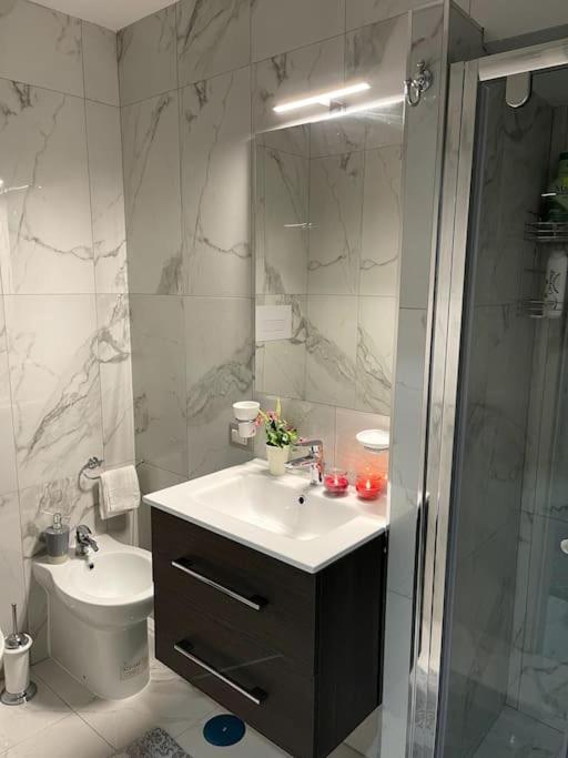 White House Spacca Napoli Экстерьер фото